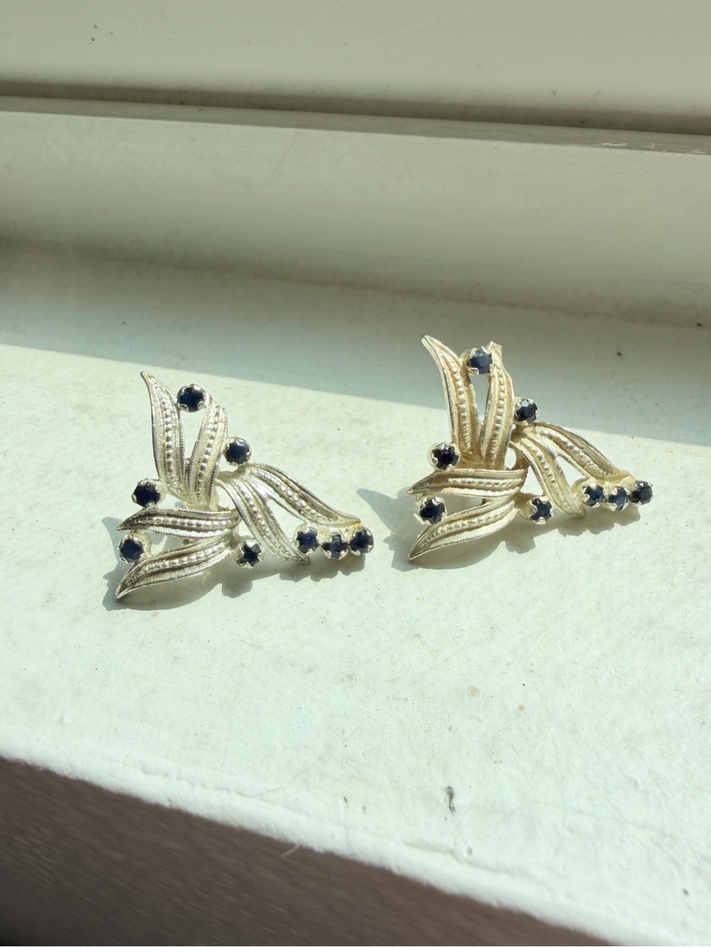 Beautiful vintage silver tone earrings with blue possible sapphires